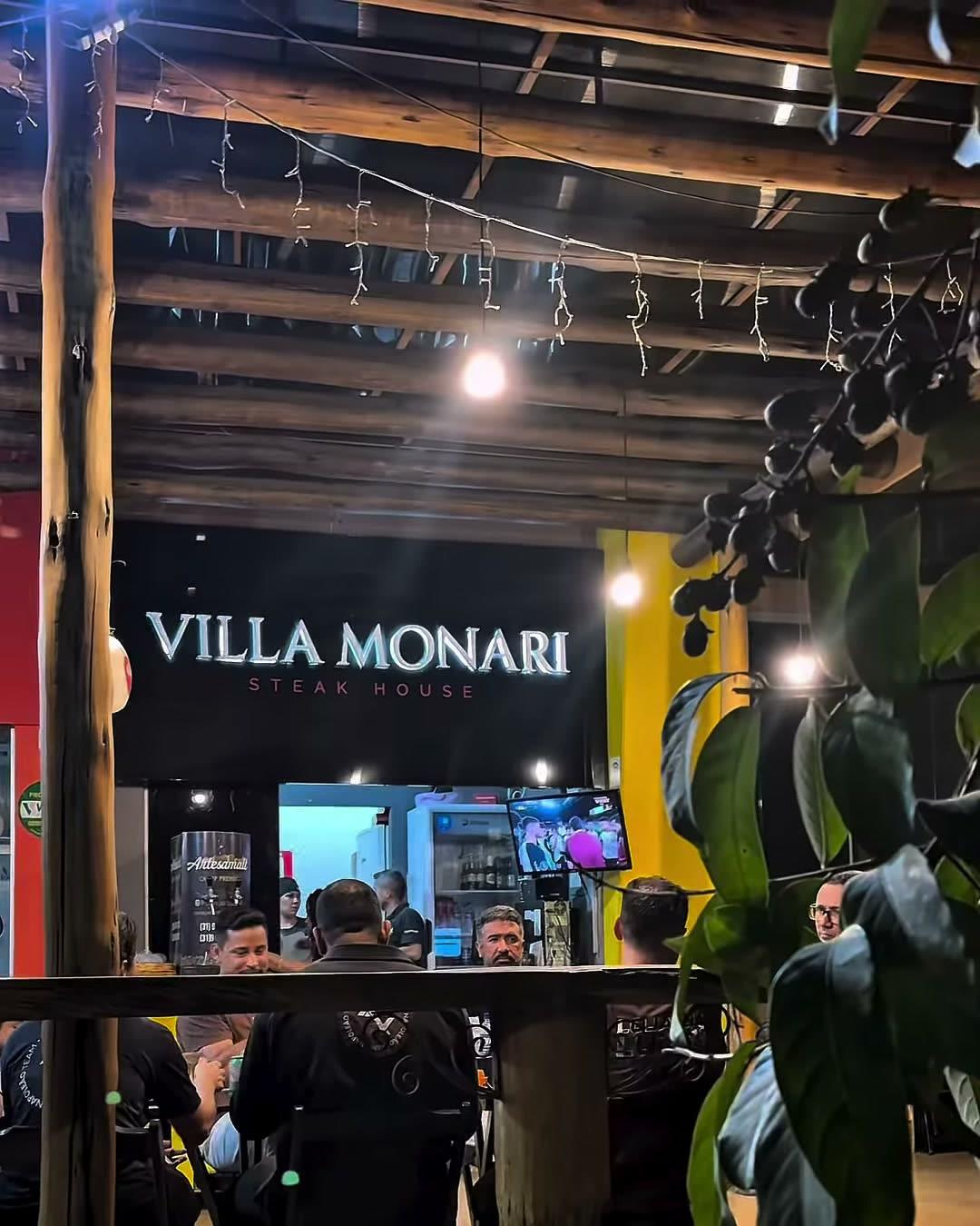 Balcão da Villa Monari com o letreiro